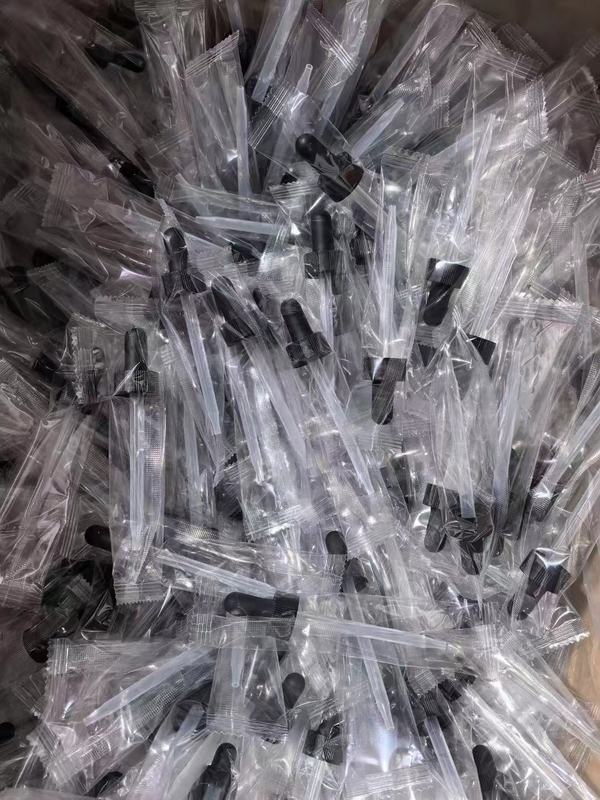 Black PP plastic 20-400 ribbed skirt dropper assembly with rubber bulb and 76 mm straight tip laser etched glass pipette